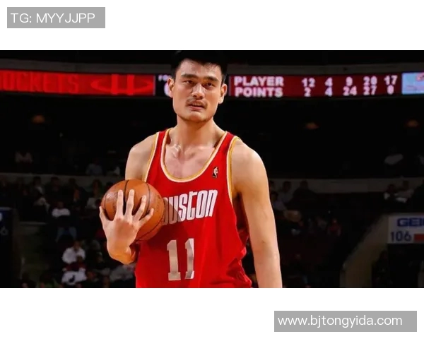 姚明高挑身姿投篮瞬间展现篮球巨星风范与力量之美