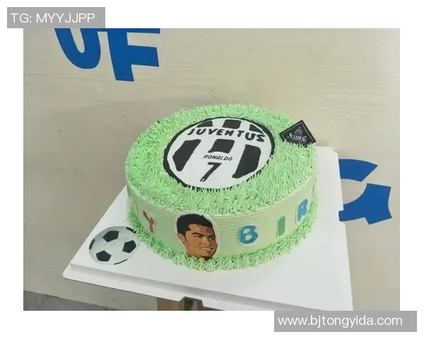 足球明星的甜蜜庆典:为偶像定制的创意蛋糕设计与制作分享