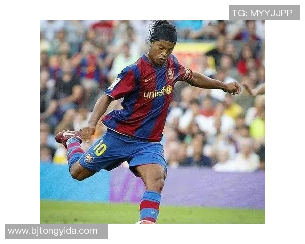 足球明星魅力四射的帅气慢动作瞬间定格在镜头里